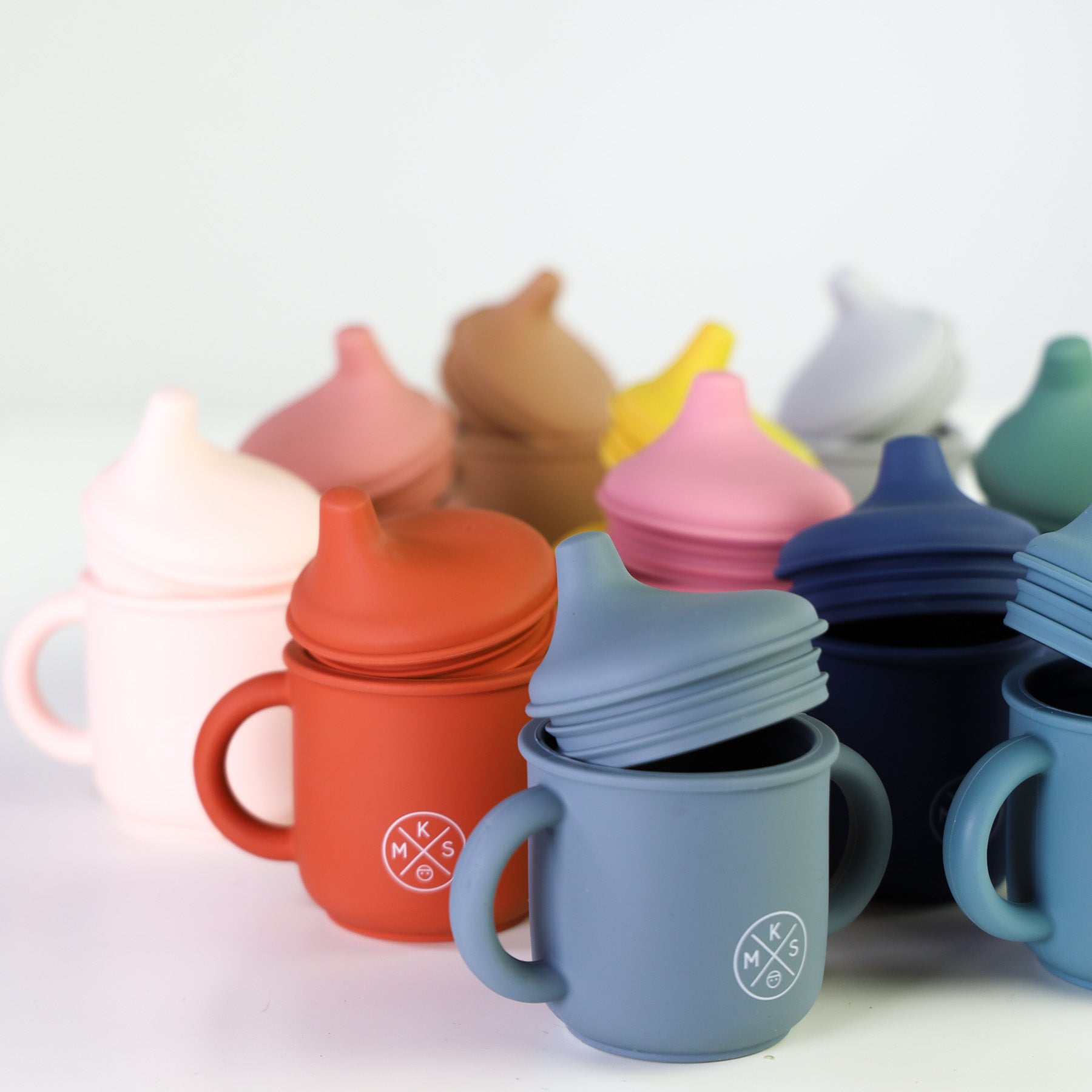 https://miminoo.com/cdn/shop/products/Silicone_sippy_cup_color_lid_learning_drinking_baby_toddler_kids_cup_with_handles_MKS_Miminoo_USA_unbreakable_durable_dinnerware_for_children-53_1800x1800.jpg?v=1677156443